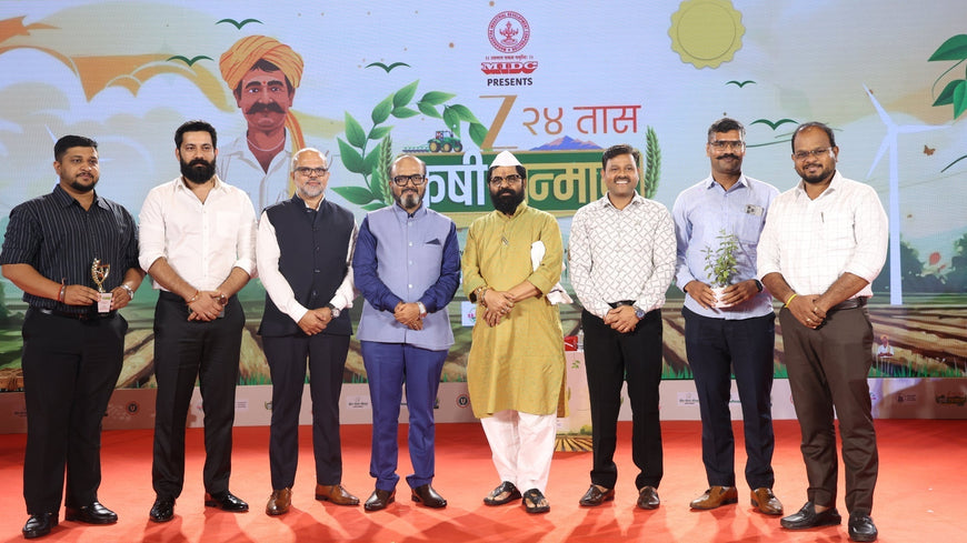 Prakash Rijal with the MIPA Industries team Pradeep Wagh, Vishal Mukhi, Umesh Raje Nimbalkar, Pramod Tilekar, and Rajukumar Singh, after receiving the Zee 24 Taas Krushi Sanman 2025, alongside minister Bharatshet Gogawale 